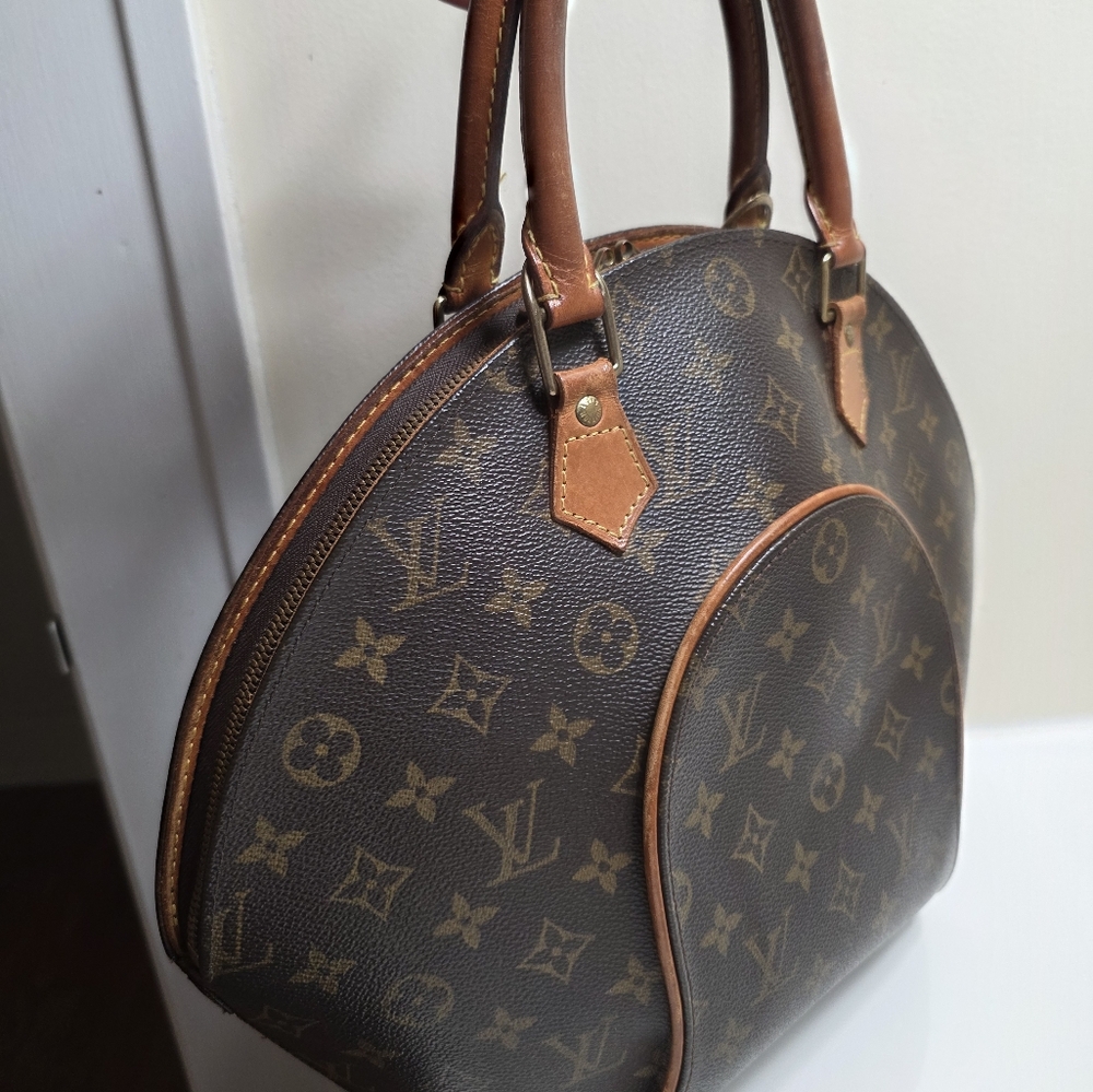 Louis Vuitton Brown Monogram Shoulder Bag with Classic Design - Picture 9 of 12